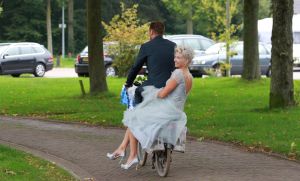 05-09-2014 SHOWBIZZ; ANITA WITZIER EN MICHEL NILLESEN TROUWEN PER FIETS IN BLARICUM. Anita en Michel, die al dertien jaar samen zijn, trouwden vrijdag in Boerderij Calis in Blaricum. Het stel arriveerde op de fiets. De bruid droeg een korte, lichtblauwe jurk.
Voor de presentatrice is het inmiddels al de derde keer dat ze in het huwelijksbootje stapt. Dit is absoluut mijn laatste huwelijk, zei Anita.
Onder anderen Arie Boomsma, Karin Bloemen, Caroline Tensen, Maik de Boer,Yvonne Jaspers, Gert Berg,Nada van Nie, Sofie van der Enk en Veldhuis en Kemper waren bij de bruiloft aanwezig.
foto: Albert den Iseger