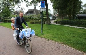 05-09-2014 SHOWBIZZ; ANITA WITZIER EN MICHEL NILLESEN TROUWEN PER FIETS IN BLARICUM. Anita en Michel, die al dertien jaar samen zijn, trouwden vrijdag in Boerderij Calis in Blaricum. Het stel arriveerde op de fiets. De bruid droeg een korte, lichtblauwe jurk.
Voor de presentatrice is het inmiddels al de derde keer dat ze in het huwelijksbootje stapt. Dit is absoluut mijn laatste huwelijk, zei Anita.
Onder anderen Arie Boomsma, Karin Bloemen, Caroline Tensen, Maik de Boer,Yvonne Jaspers, Gert Berg,Nada van Nie, Sofie van der Enk en Veldhuis en Kemper waren bij de bruiloft aanwezig.
foto: Albert den Iseger