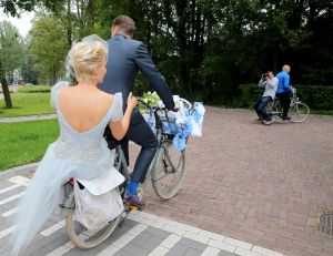 05-09-2014 SHOWBIZZ; ANITA WITZIER EN MICHEL NILLESEN TROUWEN PER FIETS IN BLARICUM. Anita en Michel, die al dertien jaar samen zijn, trouwden vrijdag in Boerderij Calis in Blaricum. Het stel arriveerde op de fiets. De bruid droeg een korte, lichtblauwe jurk.
Voor de presentatrice is het inmiddels al de derde keer dat ze in het huwelijksbootje stapt. Dit is absoluut mijn laatste huwelijk, zei Anita.
Onder anderen Arie Boomsma, Karin Bloemen, Caroline Tensen, Maik de Boer,Yvonne Jaspers, Gert Berg,Nada van Nie, Sofie van der Enk en Veldhuis en Kemper waren bij de bruiloft aanwezig.
foto: Albert den Iseger