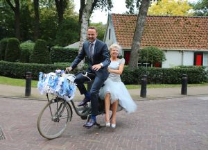 05-09-2014 SHOWBIZZ; ANITA WITZIER EN MICHEL NILLESEN TROUWEN PER FIETS IN BLARICUM. Anita en Michel, die al dertien jaar samen zijn, trouwden vrijdag in Boerderij Calis in Blaricum. Het stel arriveerde op de fiets. De bruid droeg een korte, lichtblauwe jurk.
Voor de presentatrice is het inmiddels al de derde keer dat ze in het huwelijksbootje stapt. Dit is absoluut mijn laatste huwelijk, zei Anita.
Onder anderen Arie Boomsma, Karin Bloemen, Caroline Tensen, Maik de Boer,Yvonne Jaspers, Gert Berg,Nada van Nie, Sofie van der Enk en Veldhuis en Kemper waren bij de bruiloft aanwezig.
foto: Albert den Iseger