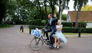 05-09-2014 SHOWBIZZ; ANITA WITZIER EN MICHEL NILLESEN TROUWEN PER FIETS IN BLARICUM. Anita en Michel, die al dertien jaar samen zijn, trouwden vrijdag in Boerderij Calis in Blaricum. Het stel arriveerde op de fiets. De bruid droeg een korte, lichtblauwe jurk.
Voor de presentatrice is het inmiddels al de derde keer dat ze in het huwelijksbootje stapt. Dit is absoluut mijn laatste huwelijk, zei Anita.
Onder anderen Arie Boomsma, Karin Bloemen, Caroline Tensen, Maik de Boer,Yvonne Jaspers, Gert Berg,Nada van Nie, Sofie van der Enk en Veldhuis en Kemper waren bij de bruiloft aanwezig.
foto: Albert den Iseger