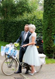 05-09-2014 SHOWBIZZ; ANITA WITZIER EN MICHEL NILLESEN TROUWEN PER FIETS IN BLARICUM. Anita en Michel, die al dertien jaar samen zijn, trouwden vrijdag in Boerderij Calis in Blaricum. Het stel arriveerde op de fiets. De bruid droeg een korte, lichtblauwe jurk.
Voor de presentatrice is het inmiddels al de derde keer dat ze in het huwelijksbootje stapt. Dit is absoluut mijn laatste huwelijk, zei Anita.
Onder anderen Arie Boomsma, Karin Bloemen, Caroline Tensen, Maik de Boer,Yvonne Jaspers, Gert Berg,Nada van Nie, Sofie van der Enk en Veldhuis en Kemper waren bij de bruiloft aanwezig.
foto: Albert den Iseger
