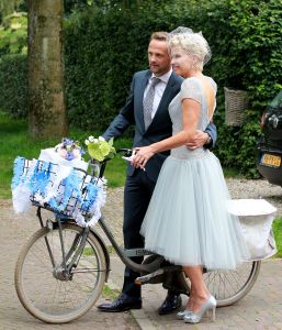 05-09-2014 SHOWBIZZ; ANITA WITZIER EN MICHEL NILLESEN TROUWEN PER FIETS IN BLARICUM. Anita en Michel, die al dertien jaar samen zijn, trouwden vrijdag in Boerderij Calis in Blaricum. Het stel arriveerde op de fiets. De bruid droeg een korte, lichtblauwe jurk.
Voor de presentatrice is het inmiddels al de derde keer dat ze in het huwelijksbootje stapt. Dit is absoluut mijn laatste huwelijk, zei Anita.
Onder anderen Arie Boomsma, Karin Bloemen, Caroline Tensen, Maik de Boer,Yvonne Jaspers, Gert Berg,Nada van Nie, Sofie van der Enk en Veldhuis en Kemper waren bij de bruiloft aanwezig.
foto: Albert den Iseger