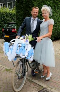05-09-2014 SHOWBIZZ; ANITA WITZIER EN MICHEL NILLESEN TROUWEN PER FIETS IN BLARICUM. Anita en Michel, die al dertien jaar samen zijn, trouwden vrijdag in Boerderij Calis in Blaricum. Het stel arriveerde op de fiets. De bruid droeg een korte, lichtblauwe jurk.
Voor de presentatrice is het inmiddels al de derde keer dat ze in het huwelijksbootje stapt. Dit is absoluut mijn laatste huwelijk, zei Anita.
Onder anderen Arie Boomsma, Karin Bloemen, Caroline Tensen, Maik de Boer,Yvonne Jaspers, Gert Berg,Nada van Nie, Sofie van der Enk en Veldhuis en Kemper waren bij de bruiloft aanwezig.
foto: Albert den Iseger