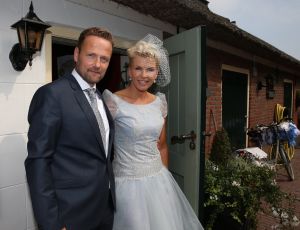 05-09-2014 SHOWBIZZ; ANITA WITZIER EN MICHEL NILLESEN TROUWEN PER FIETS IN BLARICUM. Anita en Michel, die al dertien jaar samen zijn, trouwden vrijdag in Boerderij Calis in Blaricum. Het stel arriveerde op de fiets. De bruid droeg een korte, lichtblauwe jurk.
Voor de presentatrice is het inmiddels al de derde keer dat ze in het huwelijksbootje stapt. Dit is absoluut mijn laatste huwelijk, zei Anita.
Onder anderen Arie Boomsma, Karin Bloemen, Caroline Tensen, Maik de Boer,Yvonne Jaspers, Gert Berg,Nada van Nie, Sofie van der Enk en Veldhuis en Kemper waren bij de bruiloft aanwezig.
foto: Albert den Iseger