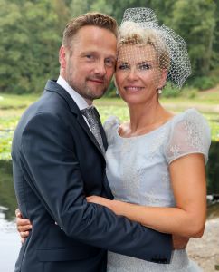 05-09-2014 SHOWBIZZ; ANITA WITZIER EN MICHEL NILLESEN TROUWEN PER FIETS IN BLARICUM. Anita en Michel, die al dertien jaar samen zijn, trouwden vrijdag in Boerderij Calis in Blaricum. Het stel arriveerde op de fiets. De bruid droeg een korte, lichtblauwe jurk.
Voor de presentatrice is het inmiddels al de derde keer dat ze in het huwelijksbootje stapt. Dit is absoluut mijn laatste huwelijk, zei Anita.
Onder anderen Arie Boomsma, Karin Bloemen, Caroline Tensen, Maik de Boer,Yvonne Jaspers, Gert Berg,Nada van Nie, Sofie van der Enk en Veldhuis en Kemper waren bij de bruiloft aanwezig.
foto: Albert den Iseger