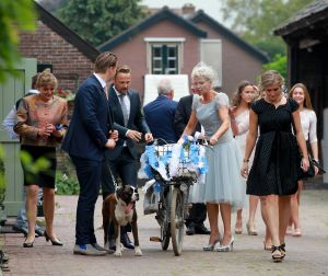05-09-2014 SHOWBIZZ; ANITA WITZIER EN MICHEL NILLESEN TROUWEN PER FIETS IN BLARICUM. Anita en Michel, die al dertien jaar samen zijn, trouwden vrijdag in Boerderij Calis in Blaricum. Het stel arriveerde op de fiets. De bruid droeg een korte, lichtblauwe jurk.
Voor de presentatrice is het inmiddels al de derde keer dat ze in het huwelijksbootje stapt. Dit is absoluut mijn laatste huwelijk, zei Anita.
Onder anderen Arie Boomsma, Karin Bloemen, Caroline Tensen, Maik de Boer,Yvonne Jaspers, Gert Berg,Nada van Nie, Sofie van der Enk en Veldhuis en Kemper waren bij de bruiloft aanwezig.
foto: Albert den Iseger