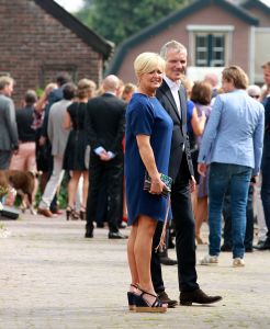 05-09-2014 SHOWBIZZ; ANITA WITZIER EN MICHEL NILLESEN TROUWEN PER FIETS IN BLARICUM. Anita en Michel, die al dertien jaar samen zijn, trouwden vrijdag in Boerderij Calis in Blaricum. Het stel arriveerde op de fiets. De bruid droeg een korte, lichtblauwe jurk.
Voor de presentatrice is het inmiddels al de derde keer dat ze in het huwelijksbootje stapt. Dit is absoluut mijn laatste huwelijk, zei Anita.
Onder anderen Arie Boomsma, Karin Bloemen, Caroline Tensen, Maik de Boer,Yvonne Jaspers, Gert Berg,Nada van Nie, Sofie van der Enk en Veldhuis en Kemper waren bij de bruiloft aanwezig.
foto: Albert den Iseger