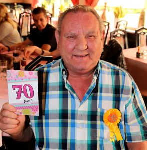 07-09-2014 SHOWBIZZ; EINDELIJK WEER FEEST BIJ DE FAMILIE BAUER. Chris Bauer de vader van Frans werd 70 jaar, dus was het een feestje. Bij de plaatselijke Chinees werd het feest en hoe, Prive was er bij.
foto: Albert den Iseger