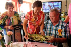 07-09-2014 SHOWBIZZ; EINDELIJK WEER FEEST BIJ DE FAMILIE BAUER. Chris Bauer de vader van Frans werd 70 jaar, dus was het een feestje. Bij de plaatselijke Chinees werd het feest en hoe, Prive was er bij.
foto: Albert den Iseger