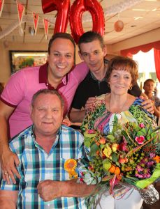 07-09-2014 SHOWBIZZ; EINDELIJK WEER FEEST BIJ DE FAMILIE BAUER. Chris Bauer de vader van Frans werd 70 jaar, dus was het een feestje. Bij de plaatselijke Chinees werd het feest en hoe, Prive was er bij.
foto: Albert den Iseger