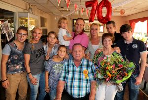 07-09-2014 SHOWBIZZ; EINDELIJK WEER FEEST BIJ DE FAMILIE BAUER. Chris Bauer de vader van Frans werd 70 jaar, dus was het een feestje. Bij de plaatselijke Chinees werd het feest en hoe, Prive was er bij.
foto: Albert den Iseger