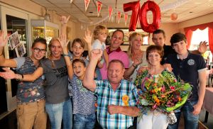 07-09-2014 SHOWBIZZ; EINDELIJK WEER FEEST BIJ DE FAMILIE BAUER. Chris Bauer de vader van Frans werd 70 jaar, dus was het een feestje. Bij de plaatselijke Chinees werd het feest en hoe, Prive was er bij.
foto: Albert den Iseger