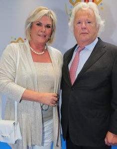 03-09-2014 SHOWBIZZ; DE GROOTSTE FAMILIE VAN NEDERLAND VIERT VOOR DE LAATSTE KEER EEN TROS FEEST. Vele TROS gezichten waren naar CARRE toegekomen om gezamenlijk nog een keer een feestje te vieren. Vele zagen het ook als het einde van de GROOTSTE FAMILIE van NL.
foto: Albert den Iseger