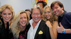 03-09-2014 SHOWBIZZ; DE GROOTSTE FAMILIE VAN NEDERLAND VIERT VOOR DE LAATSTE KEER EEN TROS FEEST. Vele TROS gezichten waren naar CARRE toegekomen om gezamenlijk nog een keer een feestje te vieren. Vele zagen het ook als het einde van de GROOTSTE FAMILIE van NL.
foto: Albert den Iseger