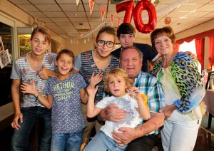 07-09-2014 SHOWBIZZ; EINDELIJK WEER FEEST BIJ DE FAMILIE BAUER. Chris Bauer de vader van Frans werd 70 jaar, dus was het een feestje. Bij de plaatselijke Chinees werd het feest en hoe, Prive was er bij.
foto: Albert den Iseger