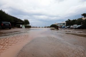 25-09-2014 SHOWBIZZ; PERSPRESENTATIE SBS IN HET WATER GEVALLEN DOOR EXTREEM SLECHT WEER. De aangekondigde perspresentatie van SBS met hun STERREN viel door het extreme slechte weer in het water en werd afgelast. Morgenmiddag  word de perspresentatie gehouden bij NIKKI BEACH. foto: Albert den Iseger 