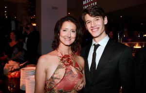 22-09-2014 SHOWBIZZ; TERENCE VAN DER LOO IS DE NIEUWE STER IN MUSICAL WERELD. De Karate kampioen is de STER geworden van MOEDER IK WIL BIJ DE REVUE. Deze vraag stelde hij ooit aan zijn eigen moeder.