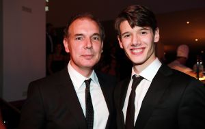 22-09-2014 SHOWBIZZ; TERENCE VAN DER LOO IS DE NIEUWE STER IN MUSICAL WERELD. De Karate kampioen is de STER geworden van MOEDER IK WIL BIJ DE REVUE. Deze vraag stelde hij ooit aan zijn eigen moeder.
