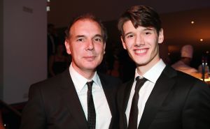 22-09-2014 SHOWBIZZ; TERENCE VAN DER LOO IS DE NIEUWE STER IN MUSICAL WERELD. De Karate kampioen is de STER geworden van MOEDER IK WIL BIJ DE REVUE. Deze vraag stelde hij ooit aan zijn eigen moeder.