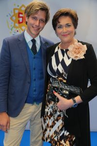 03-09-2014 SHOWBIZZ; DE GROOTSTE FAMILIE VAN NEDERLAND VIERT VOOR DE LAATSTE KEER EEN TROS FEEST. Vele TROS gezichten waren naar CARRE toegekomen om gezamenlijk nog een keer een feestje te vieren. Vele zagen het ook als het einde van de GROOTSTE FAMILIE van NL.
foto: Albert den Iseger