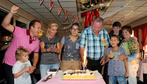 07-09-2014 SHOWBIZZ; EINDELIJK WEER FEEST BIJ DE FAMILIE BAUER. Chris Bauer de vader van Frans werd 70 jaar, dus was het een feestje. Bij de plaatselijke Chinees werd het feest en hoe, Prive was er bij.
foto: Albert den Iseger