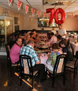 07-09-2014 SHOWBIZZ; EINDELIJK WEER FEEST BIJ DE FAMILIE BAUER. Chris Bauer de vader van Frans werd 70 jaar, dus was het een feestje. Bij de plaatselijke Chinees werd het feest en hoe, Prive was er bij.
foto: Albert den Iseger