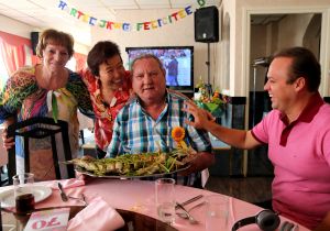 07-09-2014 SHOWBIZZ; EINDELIJK WEER FEEST BIJ DE FAMILIE BAUER. Chris Bauer de vader van Frans werd 70 jaar, dus was het een feestje. Bij de plaatselijke Chinees werd het feest en hoe, Prive was er bij.
foto: Albert den Iseger