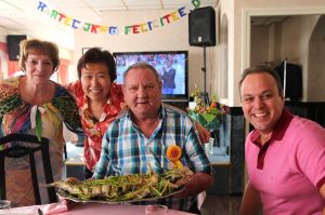 07-09-2014 SHOWBIZZ; EINDELIJK WEER FEEST BIJ DE FAMILIE BAUER. Chris Bauer de vader van Frans werd 70 jaar, dus was het een feestje. Bij de plaatselijke Chinees werd het feest en hoe, Prive was er bij.
foto: Albert den Iseger