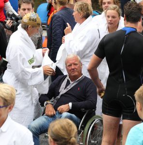 06-09-2015 SHOWBIZZ; MARISKA BAUER ZWEMT MEE MET AMSTERDAM CITY SWIM VOOR A.L.S. Frans was haar coach en schreeuwde haar naar de finish toe. Wat een prestatie van alle BN ers die mee deden.  Mariska Bauer en haar team, Sophie Hilbrand, Mariska Hulscher,Kees van der Spek, Beau van erven Dorens, Ruud Feldkamp, Robert Schumacher en natuurlijk Pieter van den Hoogenband.
foto: Albert den Iseger.