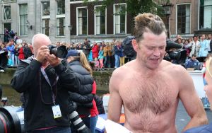 06-09-2015 SHOWBIZZ; MARISKA BAUER ZWEMT MEE MET AMSTERDAM CITY SWIM VOOR A.L.S. Frans was haar coach en schreeuwde haar naar de finish toe. Wat een prestatie van alle BN ers die mee deden.  Mariska Bauer en haar team, Sophie Hilbrand, Mariska Hulscher,Kees van der Spek, Beau van erven Dorens, Ruud Feldkamp, Robert Schumacher en natuurlijk Pieter van den Hoogenband.
foto: Albert den Iseger.