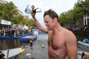 06-09-2015 SHOWBIZZ; MARISKA BAUER ZWEMT MEE MET AMSTERDAM CITY SWIM VOOR A.L.S. Frans was haar coach en schreeuwde haar naar de finish toe. Wat een prestatie van alle BN ers die mee deden.  Mariska Bauer en haar team, Sophie Hilbrand, Mariska Hulscher,Kees van der Spek, Beau van erven Dorens, Ruud Feldkamp, Robert Schumacher en natuurlijk Pieter van den Hoogenband.
foto: Albert den Iseger.