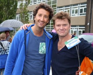 06-09-2015 SHOWBIZZ; MARISKA BAUER ZWEMT MEE MET AMSTERDAM CITY SWIM VOOR A.L.S. Frans was haar coach en schreeuwde haar naar de finish toe. Wat een prestatie van alle BN ers die mee deden.  Mariska Bauer en haar team, Sophie Hilbrand, Mariska Hulscher,Kees van der Spek, Beau van erven Dorens, Ruud Feldkamp, Robert Schumacher en natuurlijk Pieter van den Hoogenband.
foto: Albert den Iseger.