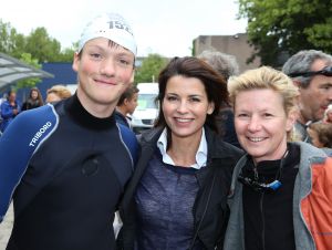 06-09-2015 SHOWBIZZ; MARISKA BAUER ZWEMT MEE MET AMSTERDAM CITY SWIM VOOR A.L.S. Frans was haar coach en schreeuwde haar naar de finish toe. Wat een prestatie van alle BN ers die mee deden.  Mariska Bauer en haar team, Sophie Hilbrand, Mariska Hulscher,Kees van der Spek, Beau van erven Dorens, Ruud Feldkamp, Robert Schumacher en natuurlijk Pieter van den Hoogenband.
foto: Albert den Iseger.