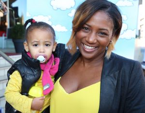 27-09-2015 SHOWBIZZ; DUBBEL PLATINA VOOR MONIQUE EN JAN SMIT, Voor Jan en Monique Smit was het weer een feestje in Hilversum. Bij de premiere van de theater tour 2 kleine kleutertjes werden zij verrast door een dubbel platina album.
foto: Albert den Iseger