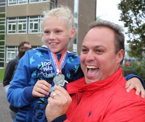 06-09-2015 SHOWBIZZ; MARISKA BAUER ZWEMT MEE MET AMSTERDAM CITY SWIM VOOR A.L.S. Frans was haar coach en schreeuwde haar naar de finish toe. Wat een prestatie van alle BN ers die mee deden.  Mariska Bauer en haar team, Sophie Hilbrand, Mariska Hulscher,Kees van der Spek, Beau van erven Dorens, Ruud Feldkamp, Robert Schumacher en natuurlijk Pieter van den Hoogenband.
foto: Albert den Iseger.