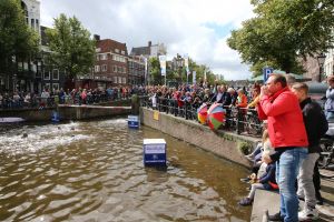 06-09-2015 SHOWBIZZ; MARISKA BAUER ZWEMT MEE MET AMSTERDAM CITY SWIM VOOR A.L.S. Frans was haar coach en schreeuwde haar naar de finish toe. Wat een prestatie van alle BN ers die mee deden.  Mariska Bauer en haar team, Sophie Hilbrand, Mariska Hulscher,Kees van der Spek, Beau van erven Dorens, Ruud Feldkamp, Robert Schumacher en natuurlijk Pieter van den Hoogenband.
foto: Albert den Iseger.