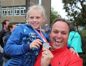 06-09-2015 SHOWBIZZ; MARISKA BAUER ZWEMT MEE MET AMSTERDAM CITY SWIM VOOR A.L.S. Frans was haar coach en schreeuwde haar naar de finish toe. Wat een prestatie van alle BN ers die mee deden.  Mariska Bauer en haar team, Sophie Hilbrand, Mariska Hulscher,Kees van der Spek, Beau van erven Dorens, Ruud Feldkamp, Robert Schumacher en natuurlijk Pieter van den Hoogenband.
foto: Albert den Iseger.