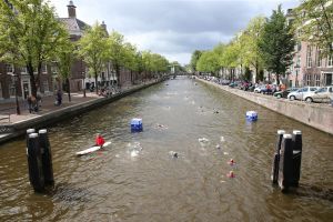 06-09-2015 SHOWBIZZ; MARISKA BAUER ZWEMT MEE MET AMSTERDAM CITY SWIM VOOR A.L.S. Frans was haar coach en schreeuwde haar naar de finish toe. Wat een prestatie van alle BN ers die mee deden.  Mariska Bauer en haar team, Sophie Hilbrand, Mariska Hulscher,Kees van der Spek, Beau van erven Dorens, Ruud Feldkamp, Robert Schumacher en natuurlijk Pieter van den Hoogenband.
foto: Albert den Iseger.