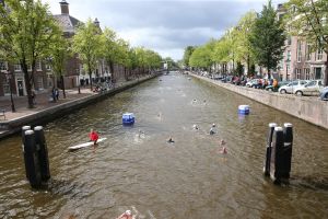 06-09-2015 SHOWBIZZ; MARISKA BAUER ZWEMT MEE MET AMSTERDAM CITY SWIM VOOR A.L.S. Frans was haar coach en schreeuwde haar naar de finish toe. Wat een prestatie van alle BN ers die mee deden.  Mariska Bauer en haar team, Sophie Hilbrand, Mariska Hulscher,Kees van der Spek, Beau van erven Dorens, Ruud Feldkamp, Robert Schumacher en natuurlijk Pieter van den Hoogenband.
foto: Albert den Iseger.