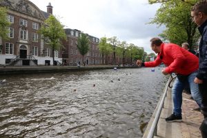 06-09-2015 SHOWBIZZ; MARISKA BAUER ZWEMT MEE MET AMSTERDAM CITY SWIM VOOR A.L.S. Frans was haar coach en schreeuwde haar naar de finish toe. Wat een prestatie van alle BN ers die mee deden.  Mariska Bauer en haar team, Sophie Hilbrand, Mariska Hulscher,Kees van der Spek, Beau van erven Dorens, Ruud Feldkamp, Robert Schumacher en natuurlijk Pieter van den Hoogenband.
foto: Albert den Iseger.
