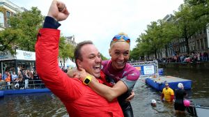 06-09-2015 SHOWBIZZ; MARISKA BAUER ZWEMT MEE MET AMSTERDAM CITY SWIM VOOR A.L.S. Frans was haar coach en schreeuwde haar naar de finish toe. Wat een prestatie van alle BN ers die mee deden.  Mariska Bauer en haar team, Sophie Hilbrand, Mariska Hulscher,Kees van der Spek, Beau van erven Dorens, Ruud Feldkamp, Robert Schumacher en natuurlijk Pieter van den Hoogenband.
foto: Albert den Iseger.