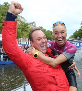 06-09-2015 SHOWBIZZ; MARISKA BAUER ZWEMT MEE MET AMSTERDAM CITY SWIM VOOR A.L.S. Frans was haar coach en schreeuwde haar naar de finish toe. Wat een prestatie van alle BN ers die mee deden.  Mariska Bauer en haar team, Sophie Hilbrand, Mariska Hulscher,Kees van der Spek, Beau van erven Dorens, Ruud Feldkamp, Robert Schumacher en natuurlijk Pieter van den Hoogenband.
foto: Albert den Iseger.