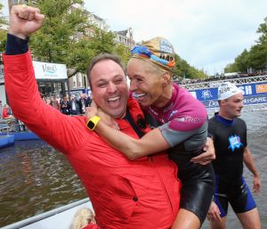06-09-2015 SHOWBIZZ; MARISKA BAUER ZWEMT MEE MET AMSTERDAM CITY SWIM VOOR A.L.S. Frans was haar coach en schreeuwde haar naar de finish toe. Wat een prestatie van alle BN ers die mee deden.  Mariska Bauer en haar team, Sophie Hilbrand, Mariska Hulscher,Kees van der Spek, Beau van erven Dorens, Ruud Feldkamp, Robert Schumacher en natuurlijk Pieter van den Hoogenband.
foto: Albert den Iseger.