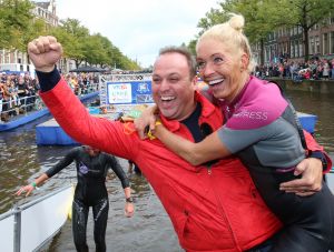 06-09-2015 SHOWBIZZ; MARISKA BAUER ZWEMT MEE MET AMSTERDAM CITY SWIM VOOR A.L.S. Frans was haar coach en schreeuwde haar naar de finish toe. Wat een prestatie van alle BN ers die mee deden.  Mariska Bauer en haar team, Sophie Hilbrand, Mariska Hulscher,Kees van der Spek, Beau van erven Dorens, Ruud Feldkamp, Robert Schumacher en natuurlijk Pieter van den Hoogenband.
foto: Albert den Iseger.