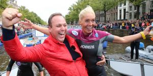 06-09-2015 SHOWBIZZ; MARISKA BAUER ZWEMT MEE MET AMSTERDAM CITY SWIM VOOR A.L.S. Frans was haar coach en schreeuwde haar naar de finish toe. Wat een prestatie van alle BN ers die mee deden.  Mariska Bauer en haar team, Sophie Hilbrand, Mariska Hulscher,Kees van der Spek, Beau van erven Dorens, Ruud Feldkamp, Robert Schumacher en natuurlijk Pieter van den Hoogenband.
foto: Albert den Iseger.