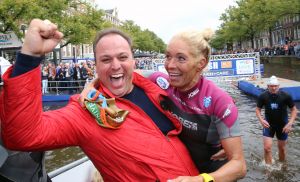 06-09-2015 SHOWBIZZ; MARISKA BAUER ZWEMT MEE MET AMSTERDAM CITY SWIM VOOR A.L.S. Frans was haar coach en schreeuwde haar naar de finish toe. Wat een prestatie van alle BN ers die mee deden.  Mariska Bauer en haar team, Sophie Hilbrand, Mariska Hulscher,Kees van der Spek, Beau van erven Dorens, Ruud Feldkamp, Robert Schumacher en natuurlijk Pieter van den Hoogenband.
foto: Albert den Iseger.