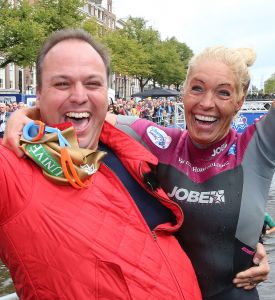 06-09-2015 SHOWBIZZ; MARISKA BAUER ZWEMT MEE MET AMSTERDAM CITY SWIM VOOR A.L.S. Frans was haar coach en schreeuwde haar naar de finish toe. Wat een prestatie van alle BN ers die mee deden.  Mariska Bauer en haar team, Sophie Hilbrand, Mariska Hulscher,Kees van der Spek, Beau van erven Dorens, Ruud Feldkamp, Robert Schumacher en natuurlijk Pieter van den Hoogenband.
foto: Albert den Iseger.