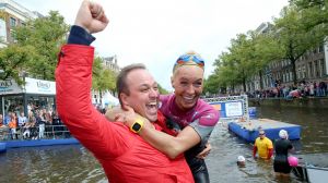 06-09-2015 SHOWBIZZ; MARISKA BAUER ZWEMT MEE MET AMSTERDAM CITY SWIM VOOR A.L.S. Frans was haar coach en schreeuwde haar naar de finish toe. Wat een prestatie van alle BN ers die mee deden.  Mariska Bauer en haar team, Sophie Hilbrand, Mariska Hulscher,Kees van der Spek, Beau van erven Dorens, Ruud Feldkamp, Robert Schumacher en natuurlijk Pieter van den Hoogenband.
foto: Albert den Iseger.