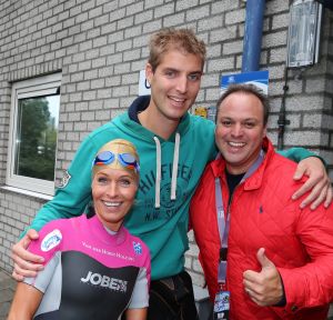 06-09-2015 SHOWBIZZ; MARISKA BAUER ZWEMT MEE MET AMSTERDAM CITY SWIM VOOR A.L.S. Frans was haar coach en schreeuwde haar naar de finish toe. Wat een prestatie van alle BN ers die mee deden.  Mariska Bauer en haar team, Sophie Hilbrand, Mariska Hulscher,Kees van der Spek, Beau van erven Dorens, Ruud Feldkamp, Robert Schumacher en natuurlijk Pieter van den Hoogenband.
foto: Albert den Iseger.